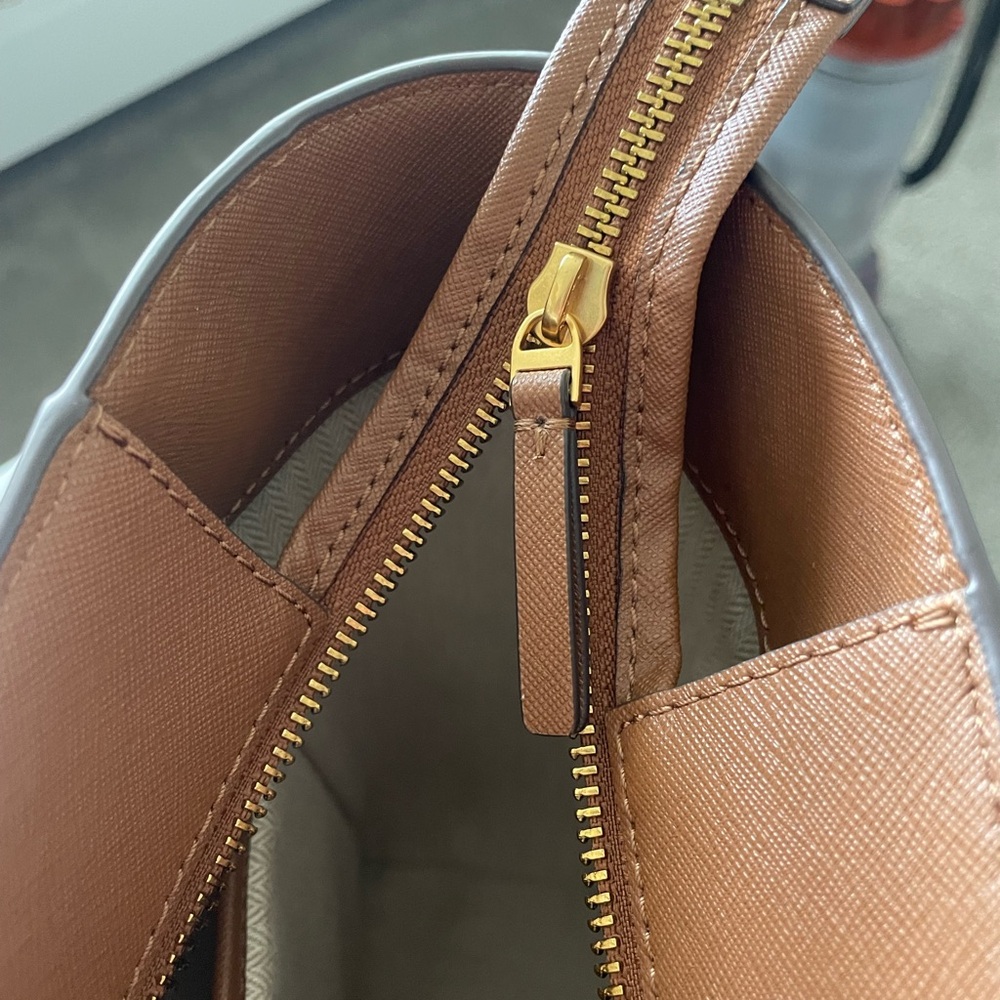 Tory Burch Tan Robinson Leather Tote with Gold Logo - Picture 4 of 8